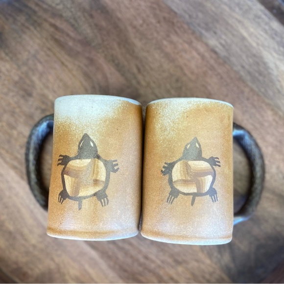 Two Gorgeous Hand-Thrown Studio Art Turtle Pottery Mugs Signed Artist:  … - Picture 10 of 10